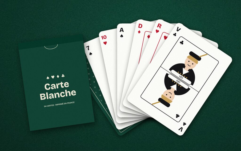 Éventail de cartes Carte Blanche sur un tapis vert, avec leur étui